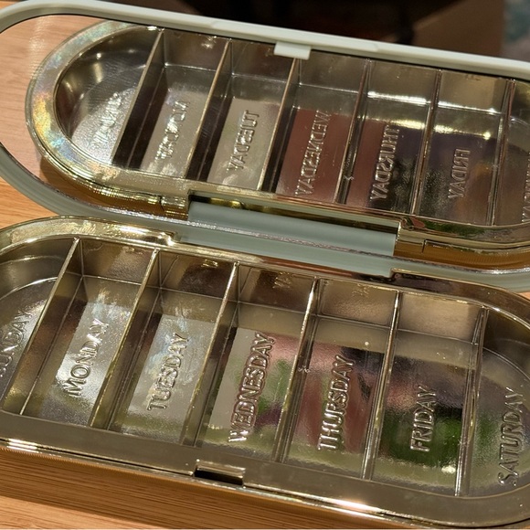 Dosey Seven Day Pill Compact in Sage Color NWOT - Picture 5 of 7